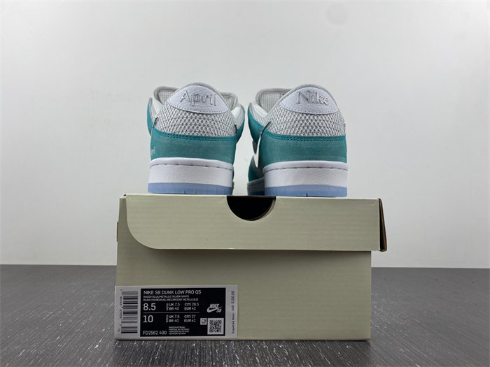 Nike SB Dunk Low FD2562-400